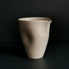 Load image into Gallery viewer, small grip Jug - white
