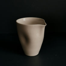 Load image into Gallery viewer, small grip Jug - white